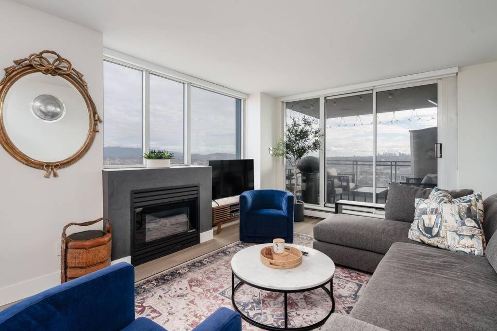 Luxury 2 Bed 2 Bath Condo Downtown Vancouver with Free Parking