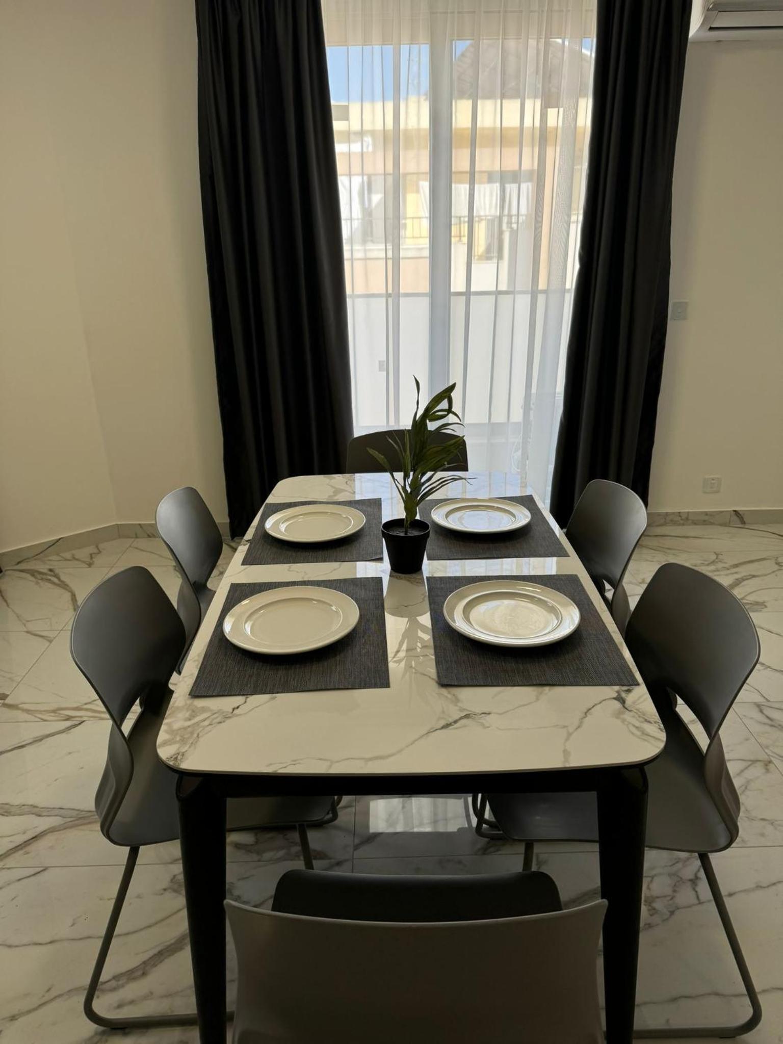 Modern 2-Bedroom Apartment with Terrace - by HostMT photo 2
