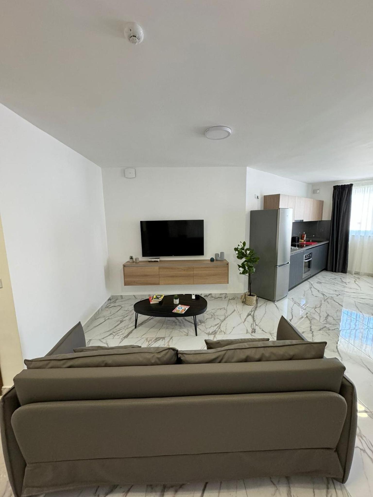 Modern 2-Bedroom Apartment with Terrace - by HostMT photo 4