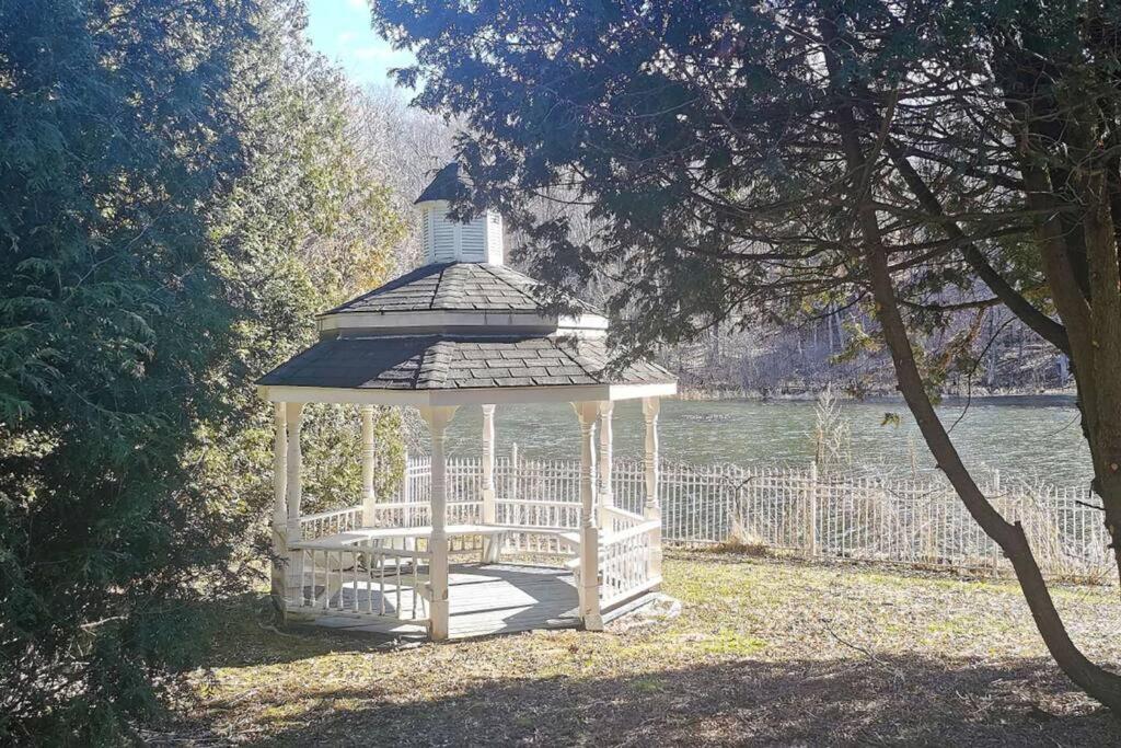 Waterfront heated pool seasonal Acre yard BBQ