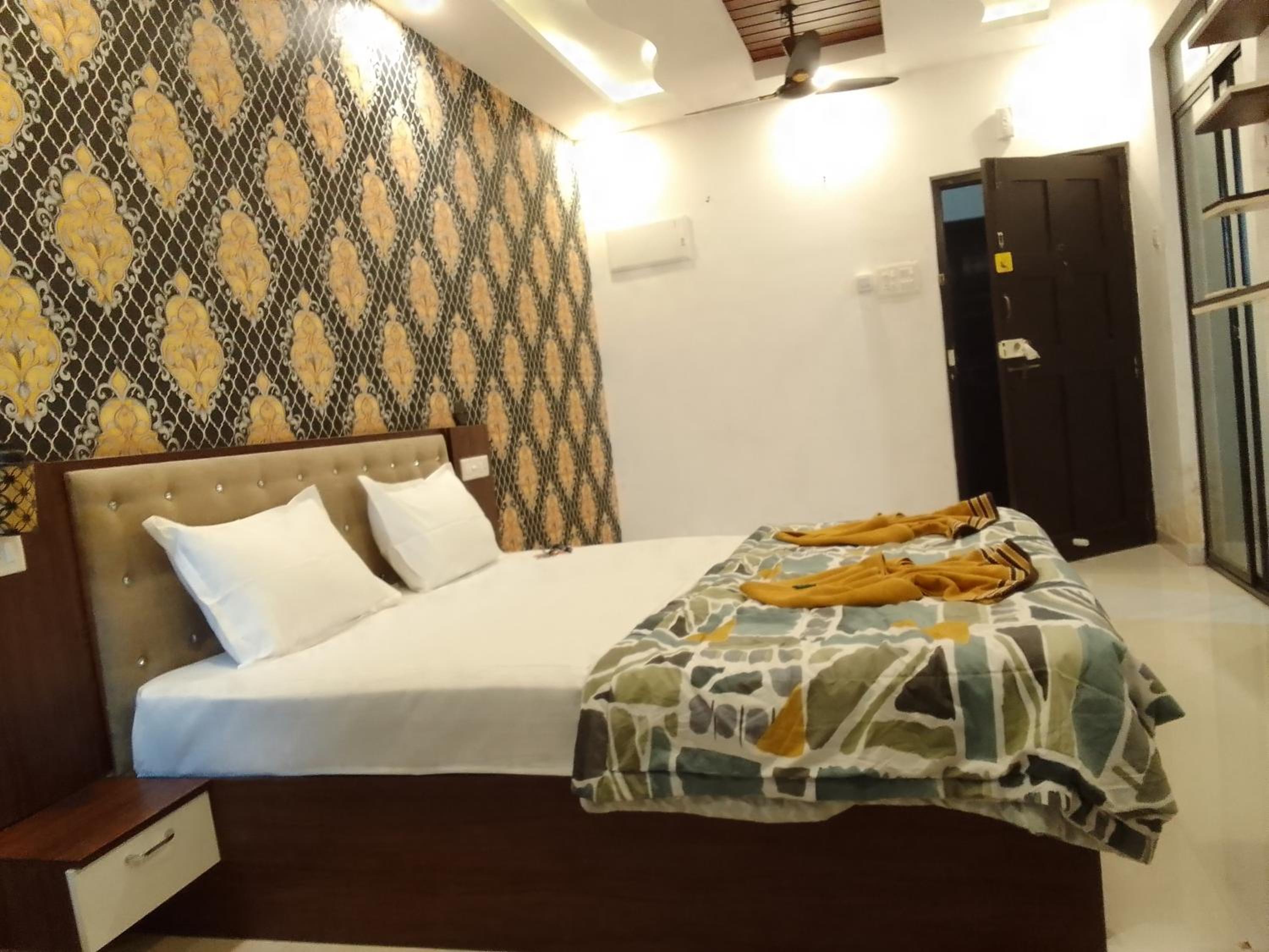 Luxury Studio resort apart near to candolim beach AC Wifi