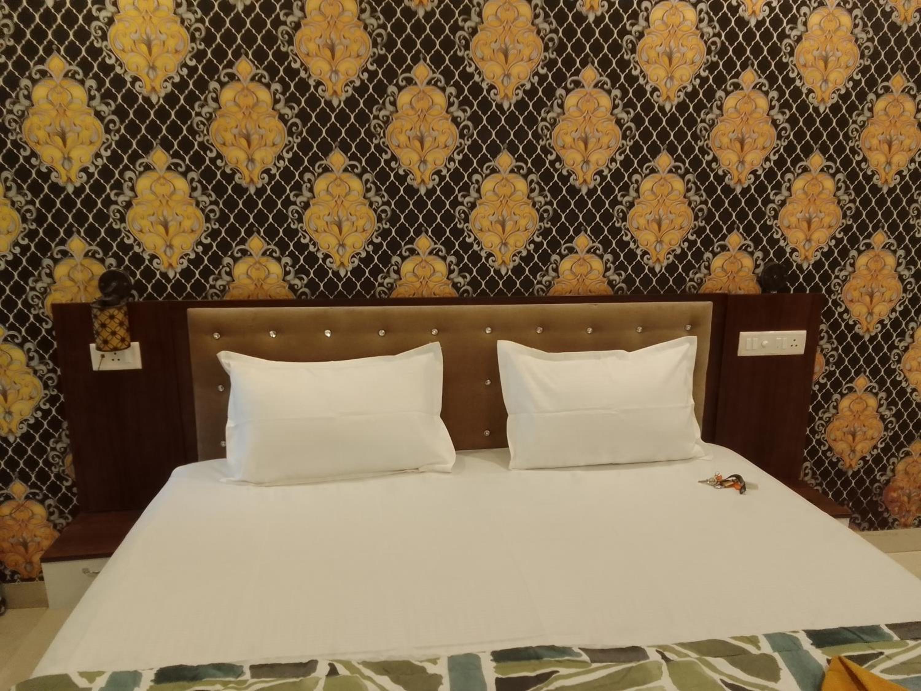 Luxury Studio resort apart near to candolim beach AC Wifi