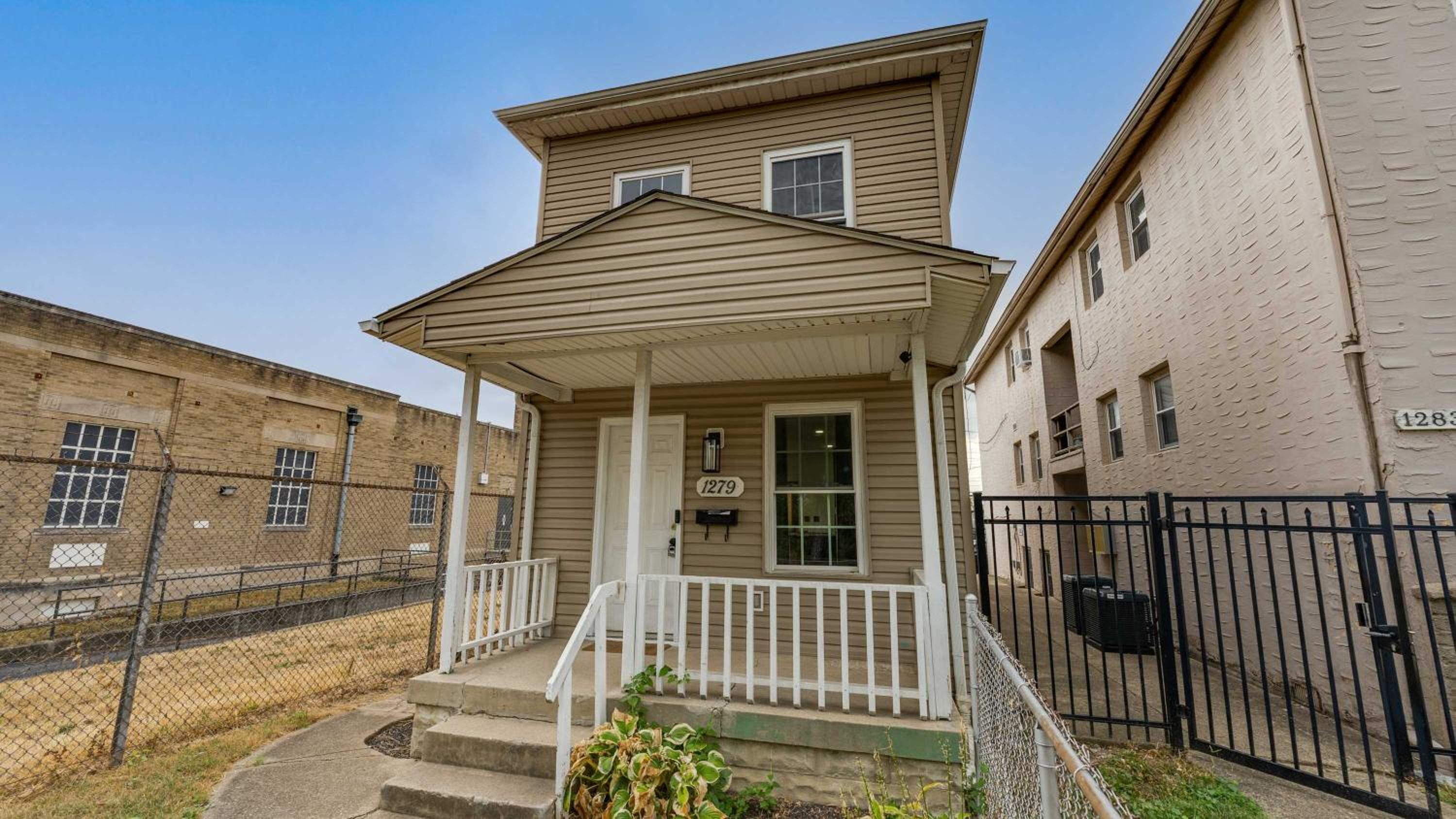 Suburban Hot Tub Oasis near OSU & Short North view 5