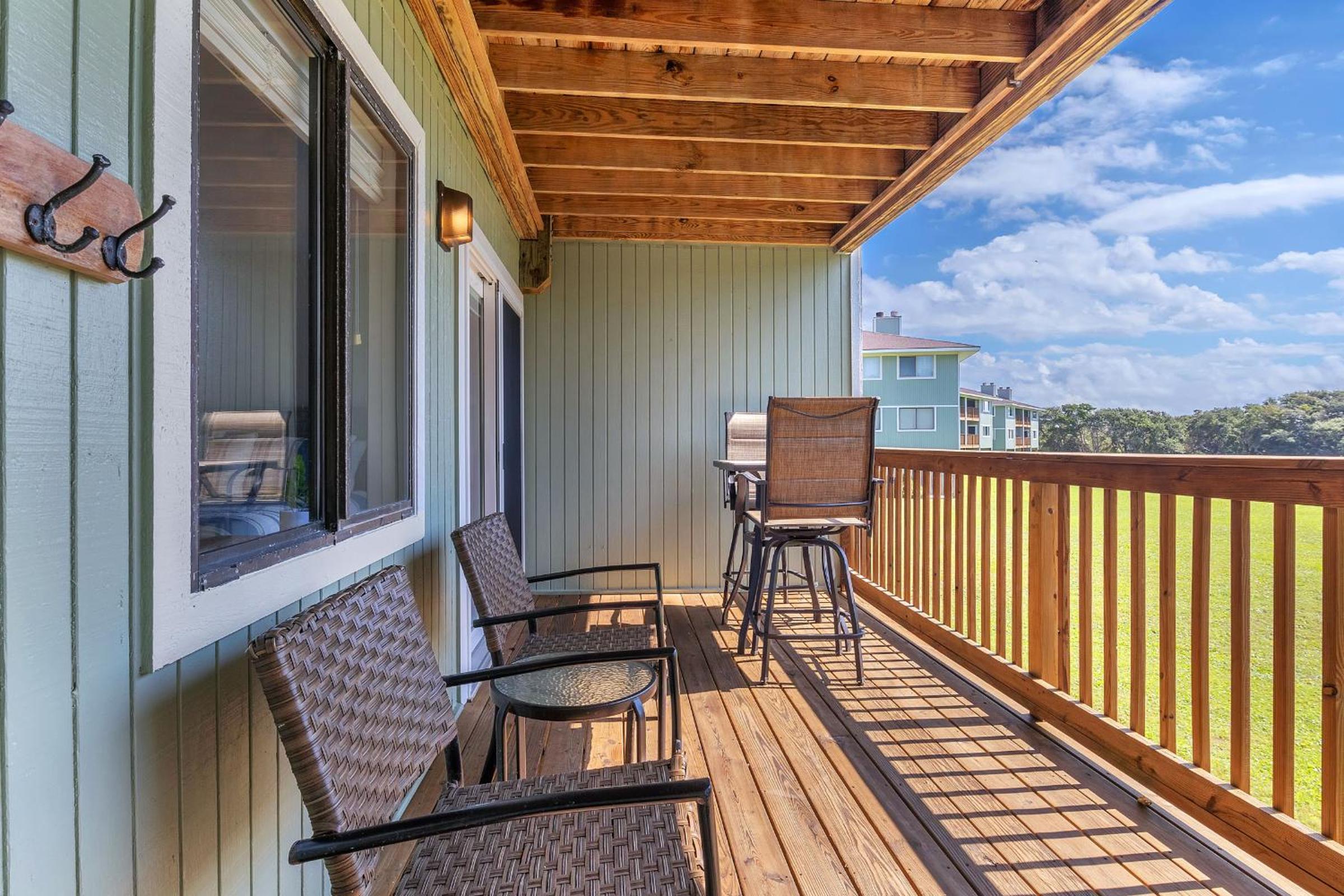Beach Getaway Among The Oaks by Oak Island Accommodations view 3