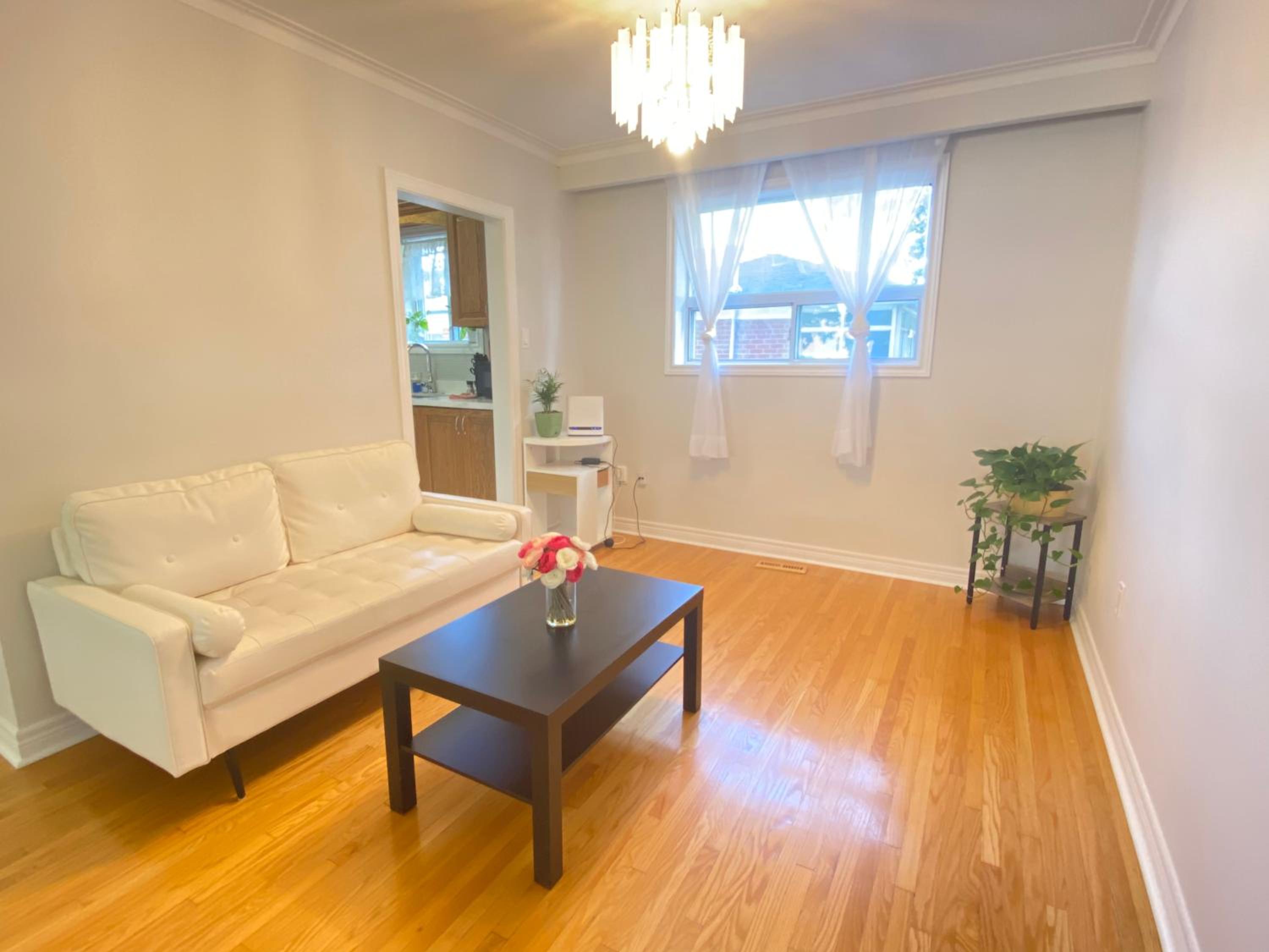 Sunny House - Main Floor, Free parking, in Toronto