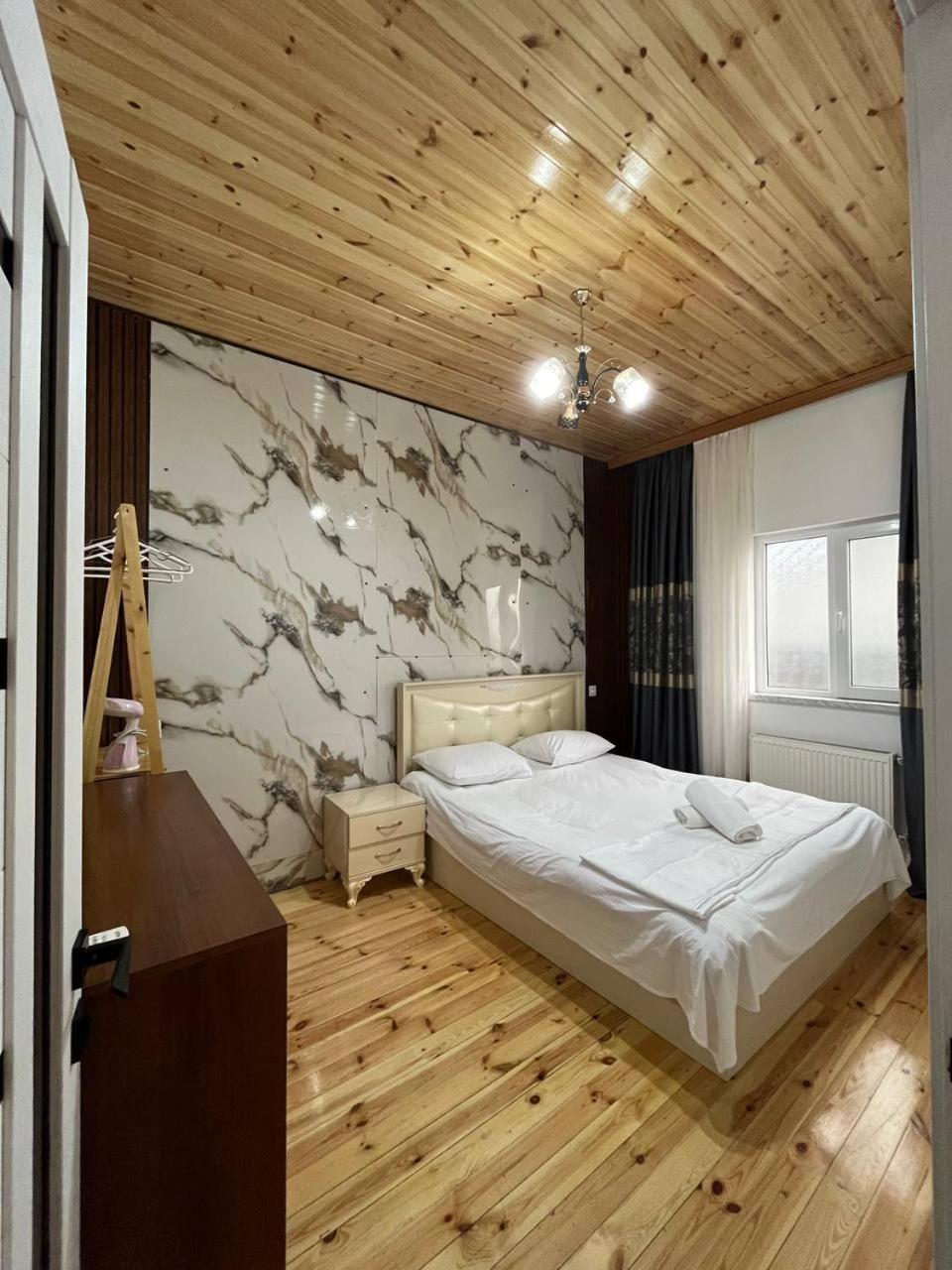 İndoor Hot Pool Mountain View Chalet