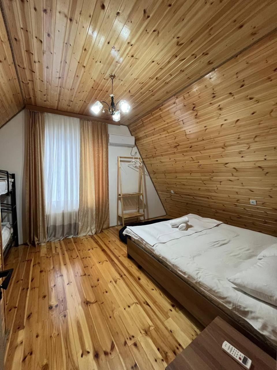 İndoor Hot Pool Mountain View Chalet