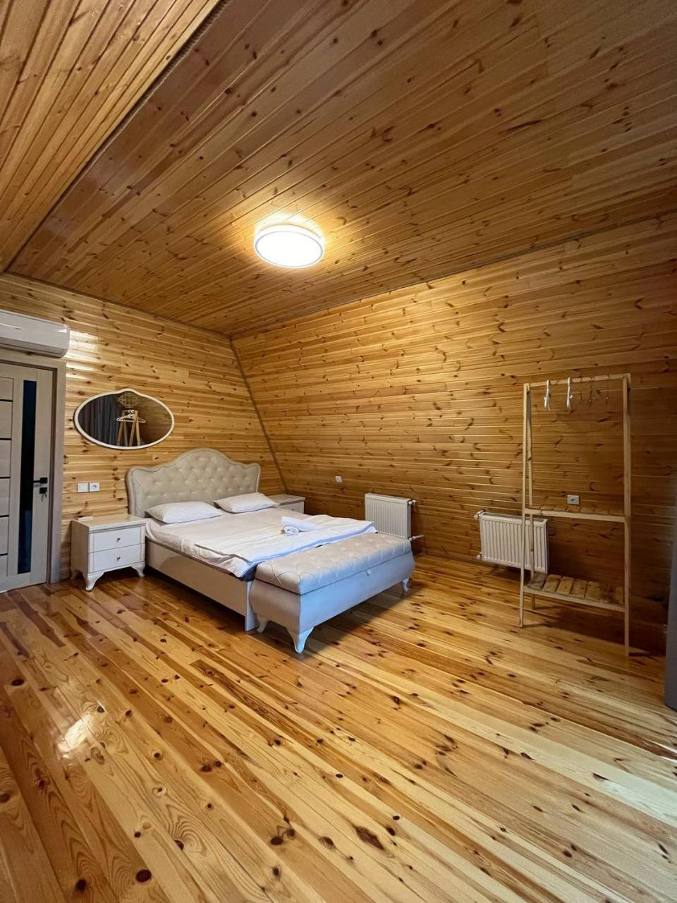 İndoor Hot Pool Mountain View Chalet