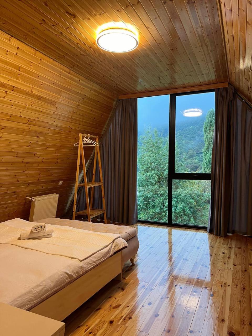 İndoor Hot Pool Mountain View Chalet