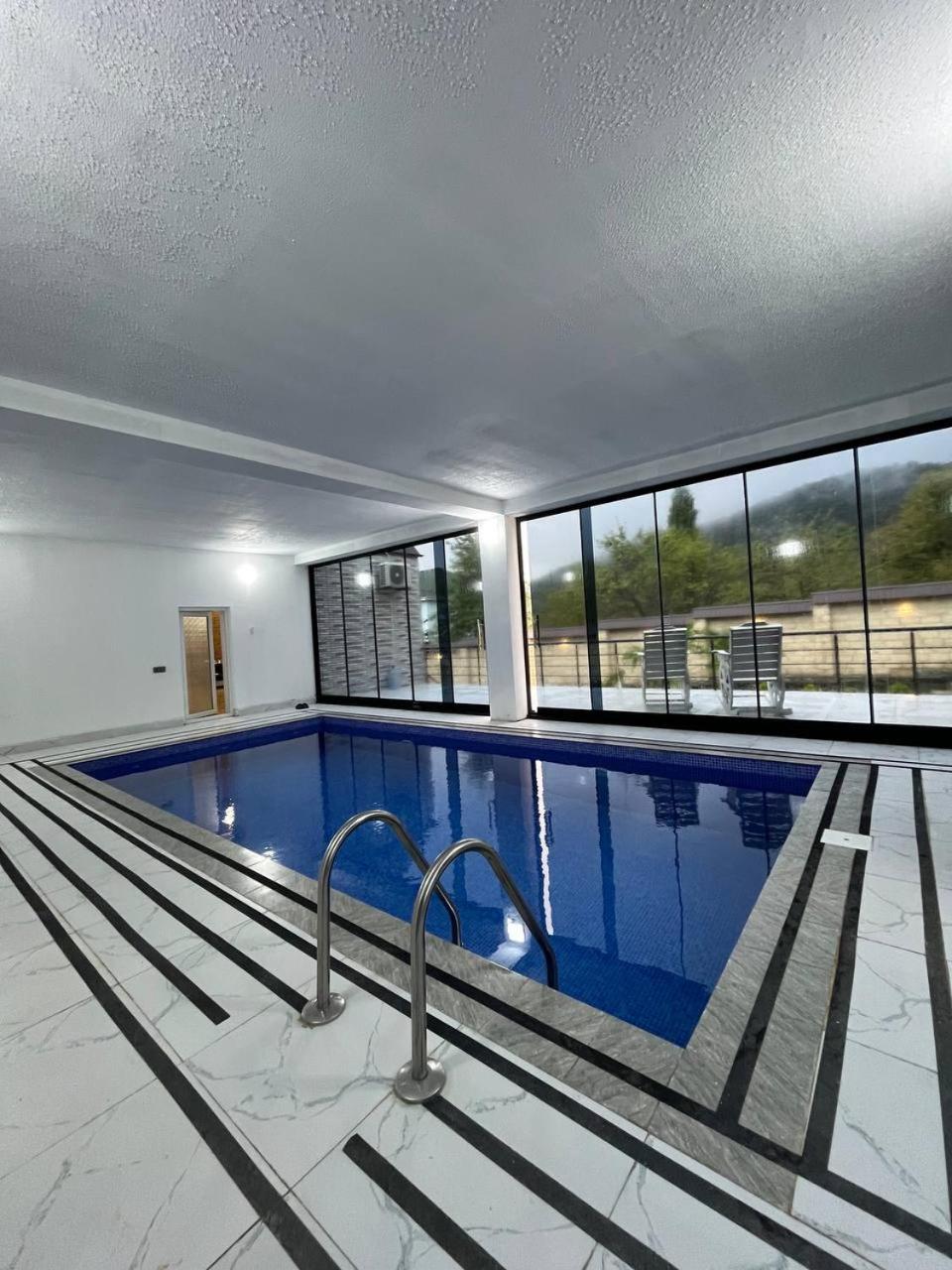 İndoor Hot Pool Mountain View Chalet