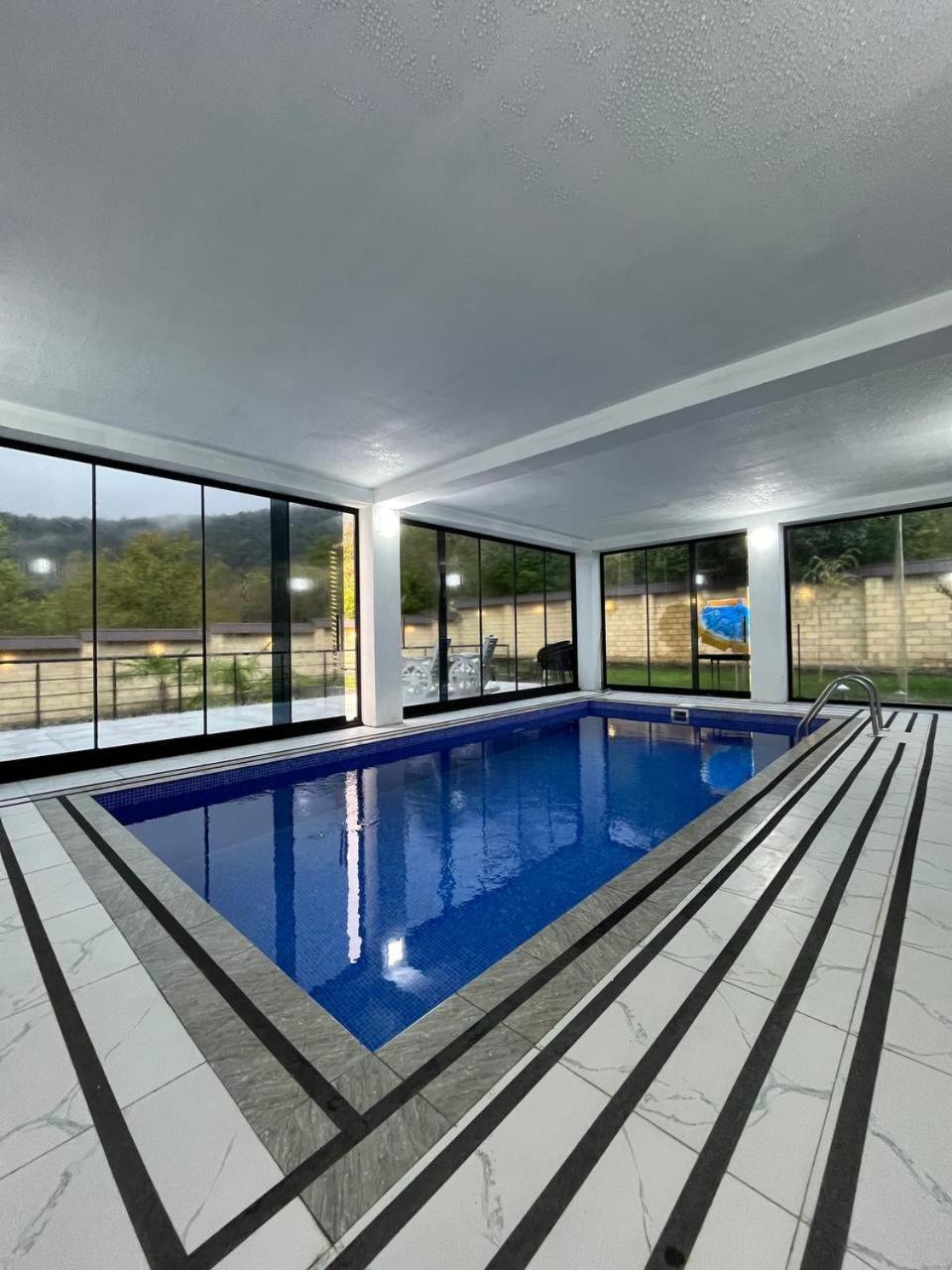 İndoor Hot Pool Mountain View Chalet
