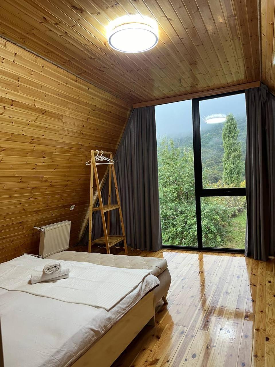 İndoor Hot Pool Mountain View Chalet