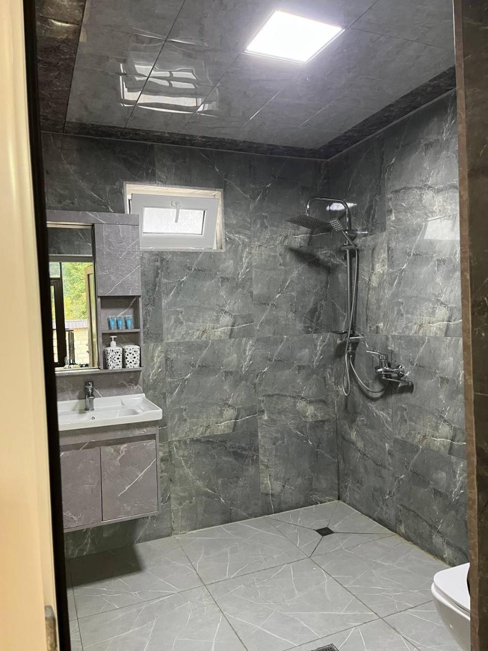 İndoor Hot Pool Mountain View Chalet