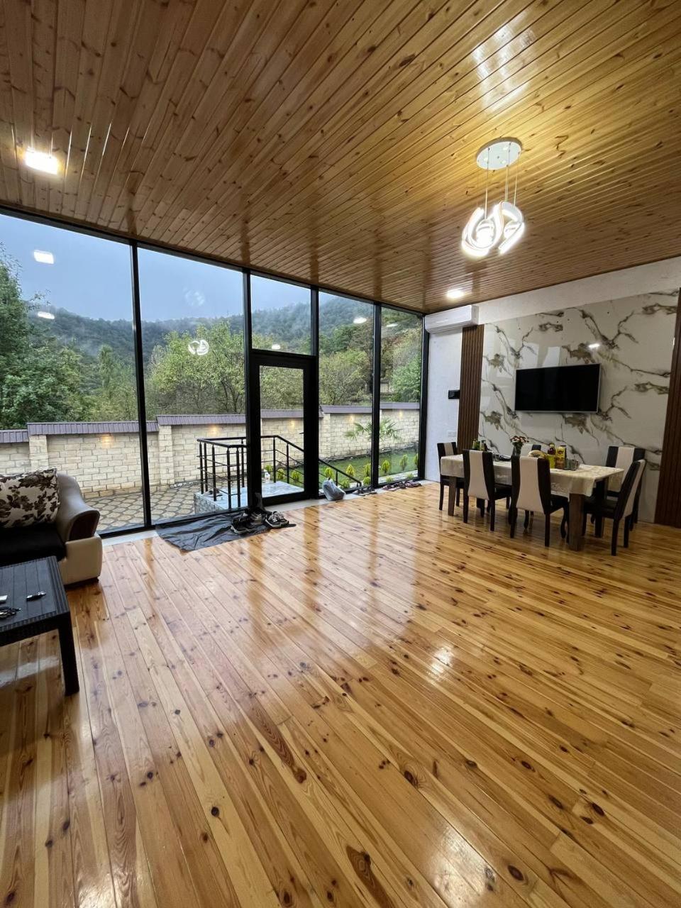 İndoor Hot Pool Mountain View Chalet