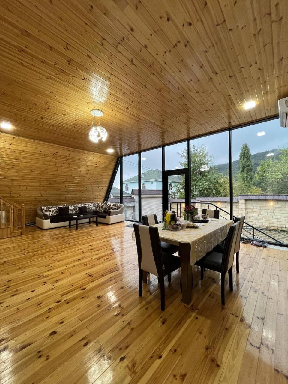 İndoor Hot Pool Mountain View Chalet