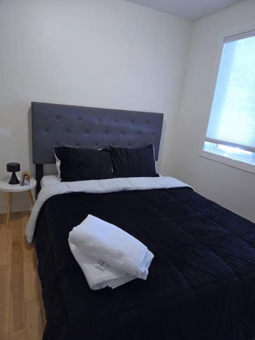 Cozy Oakville Haven Room 3