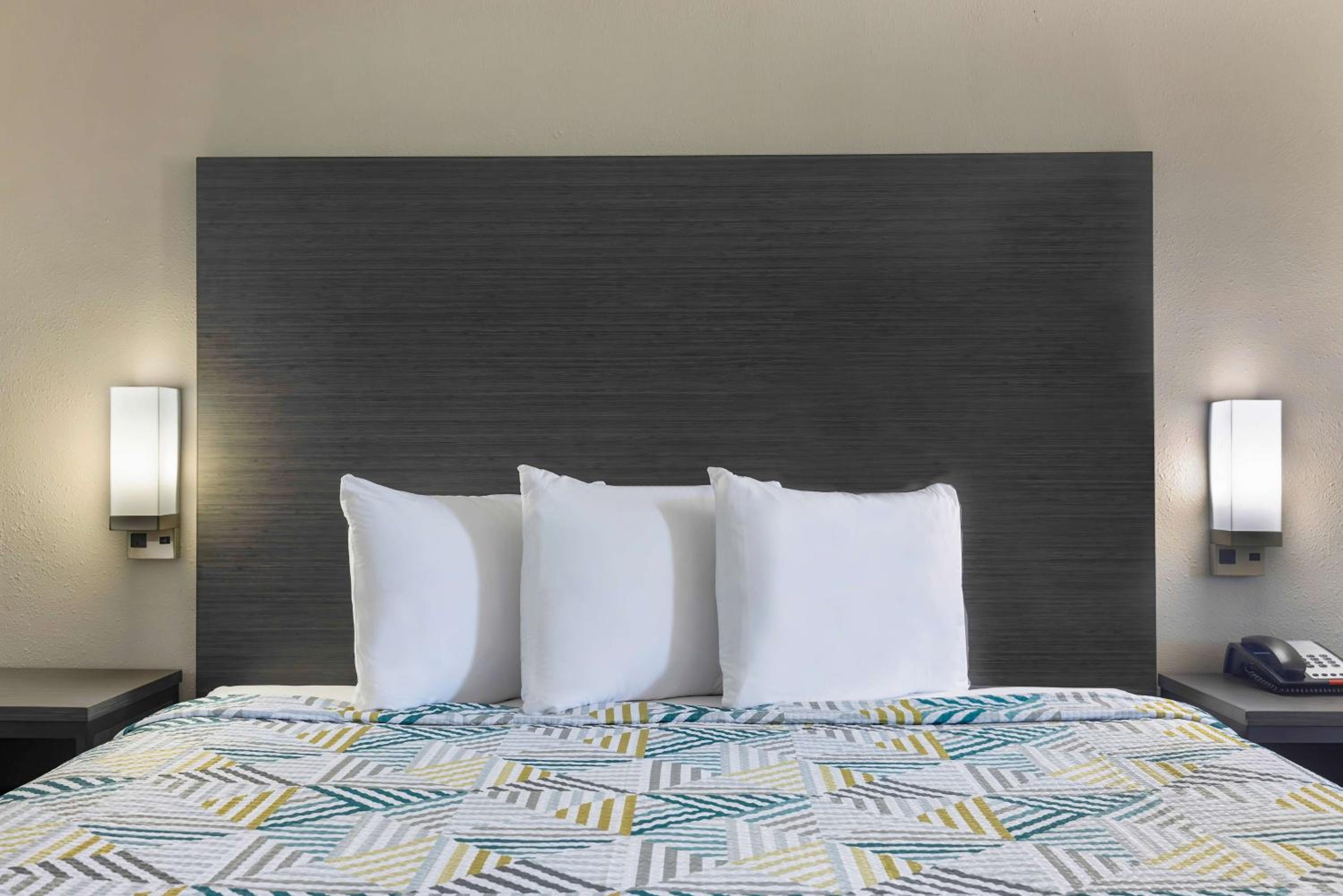 Lake Charles Vacations - Motel 6 Lake Charles, LA - Property Image 3