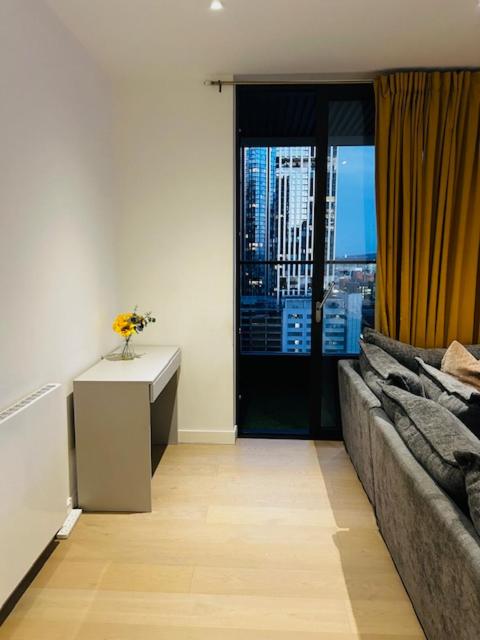 Luxury High Rise 2-Bed With Lovely View In Canary Wharf