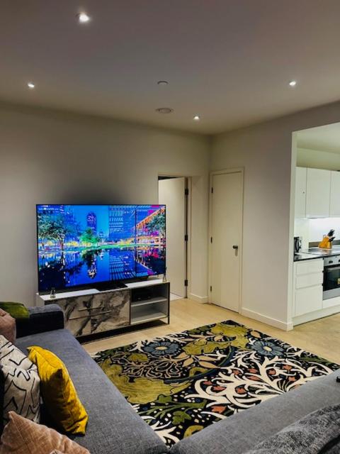 Luxury High Rise 2-Bed With Lovely View In Canary Wharf