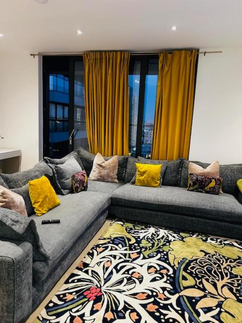 Luxury High Rise 2-Bed With Lovely View In Canary Wharf
