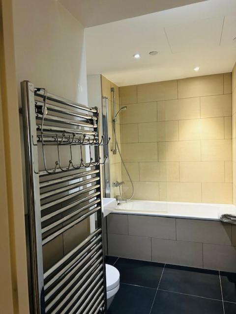 Luxury High Rise 2-Bed With Lovely View In Canary Wharf