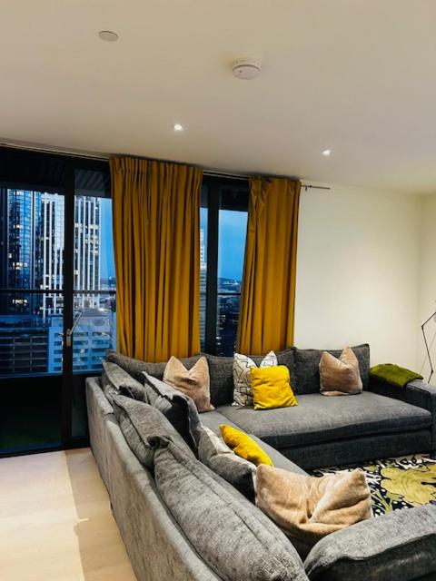 Luxury High Rise 2-Bed With Lovely View In Canary Wharf
