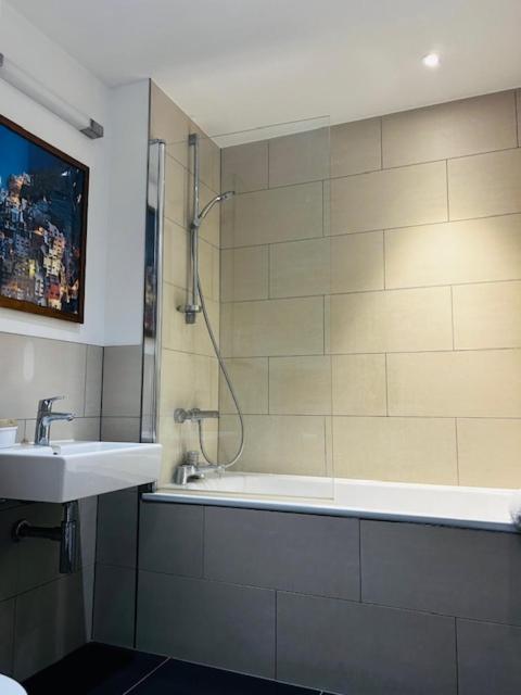 Luxury High Rise 2-Bed With Lovely View In Canary Wharf