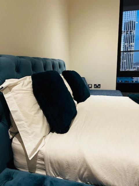 Luxury High Rise 2-Bed With Lovely View In Canary Wharf