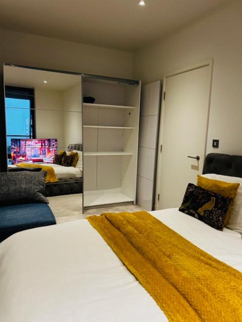 Luxury High Rise 2-Bed With Lovely View In Canary Wharf