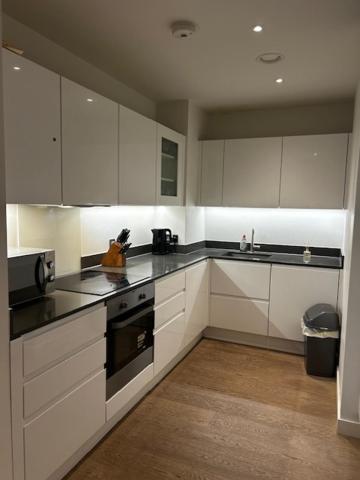 Luxury High Rise 2-Bed With Lovely View In Canary Wharf