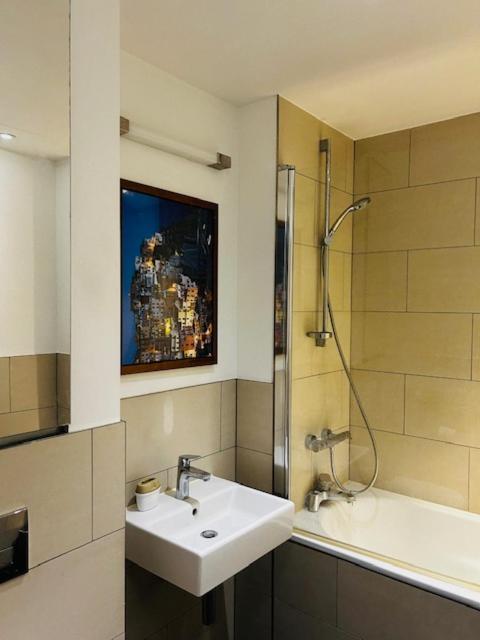 Luxury High Rise 2-Bed With Lovely View In Canary Wharf