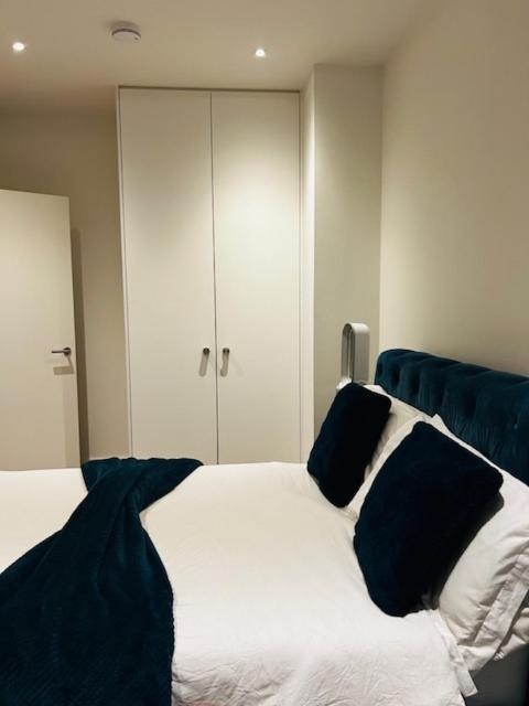 Luxury High Rise 2-Bed With Lovely View In Canary Wharf