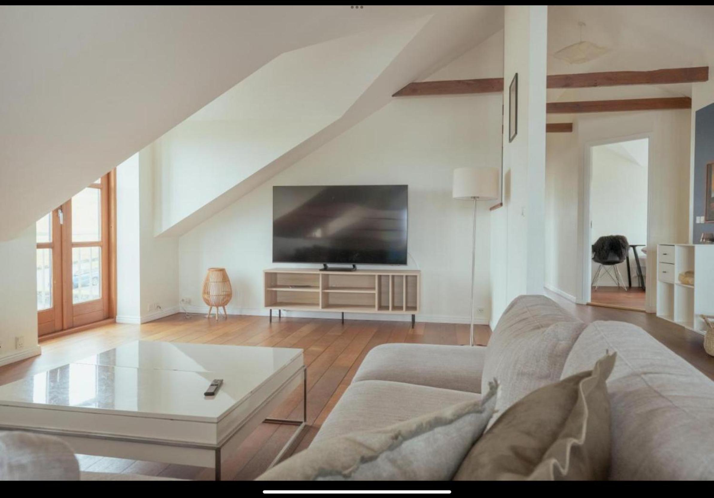 Penthouse Downtown with 4 bedrooms and Harbour View