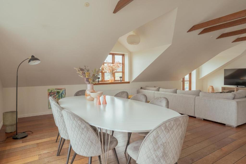 Penthouse Downtown with 4 bedrooms and Harbour View