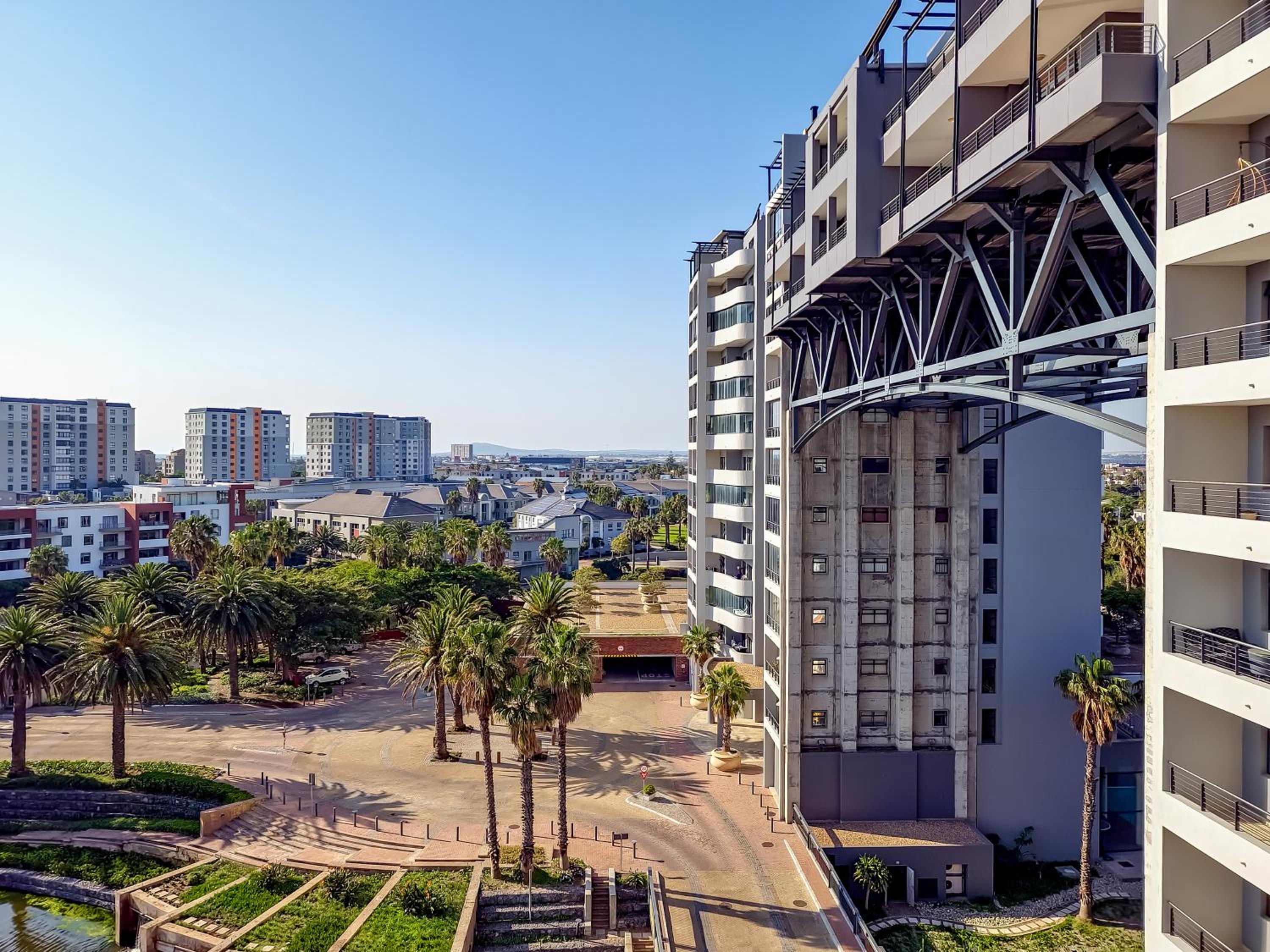Canal, Mountains, Sea Views, Pool, Gym, Parking, Wifi