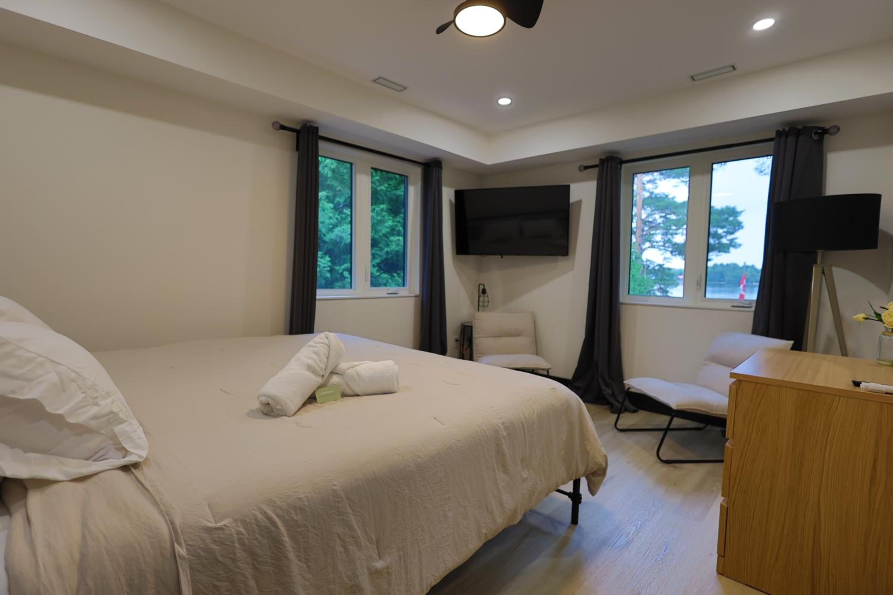 Luxury Lakefront with Sauna & EV