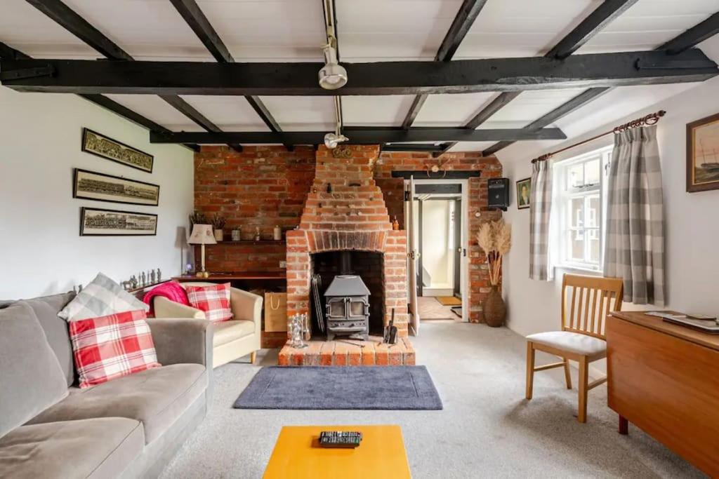 Countryside Cottage with Log Burner | Walk to Village Pub view 5