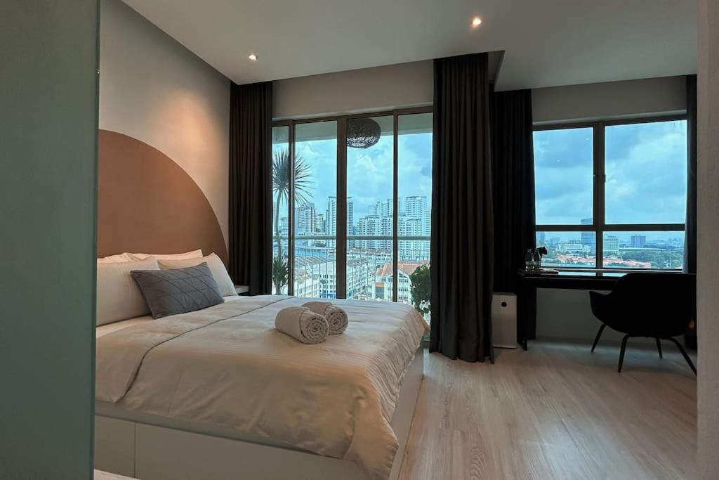 Relaxing urban retreat w stunning views photo 1