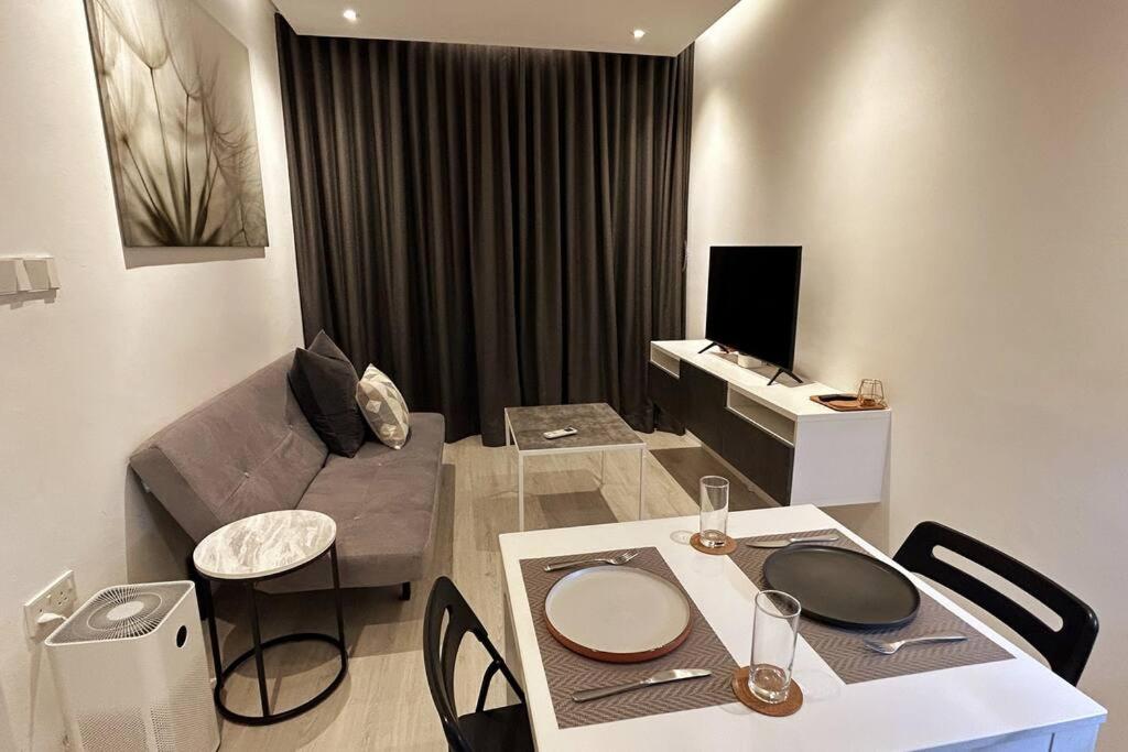 Relaxing urban retreat w stunning views photo 2