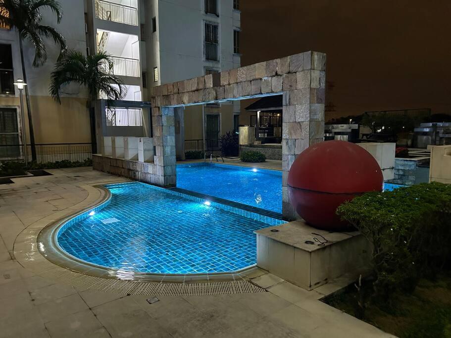 Relaxing urban retreat w stunning views photo 3