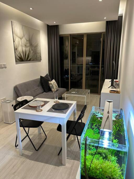 Relaxing urban retreat w stunning views photo 6