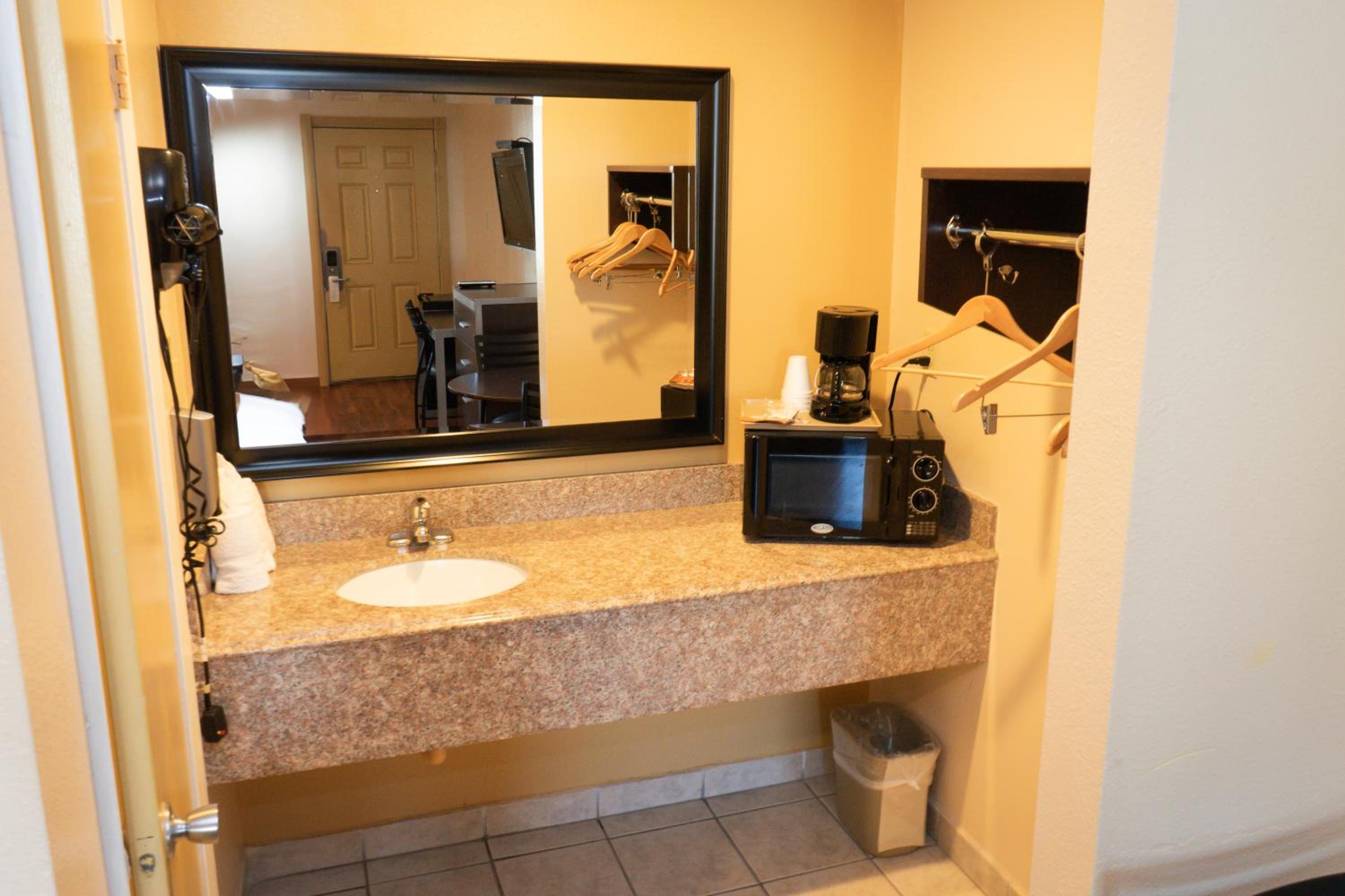 Hammond Vacations - Colonial Inn Hammond - Property Image 11