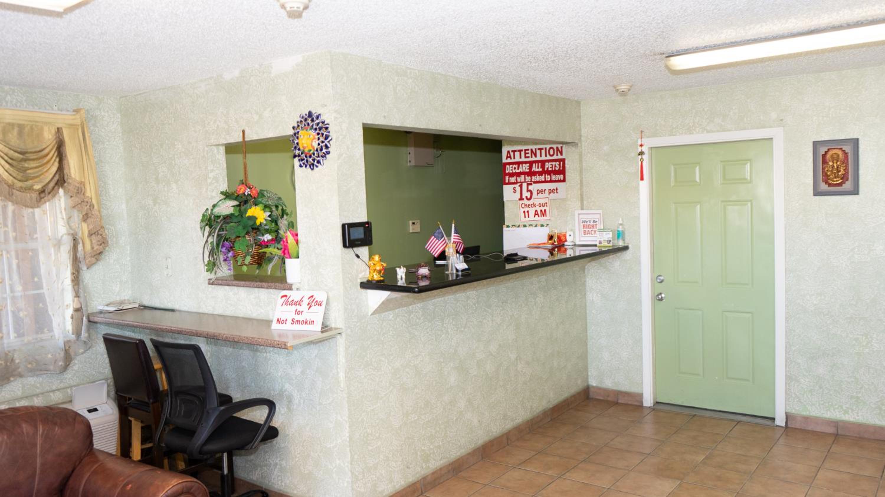 Hammond Vacations - Colonial Inn Hammond - Property Image 2