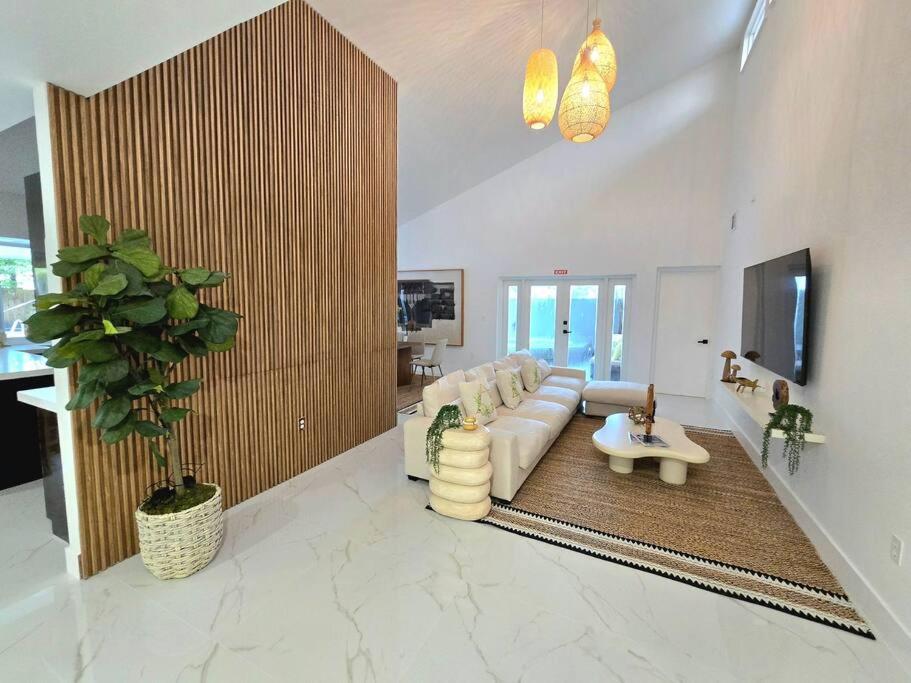 Sunset Retreat at Heart of Miami with pool