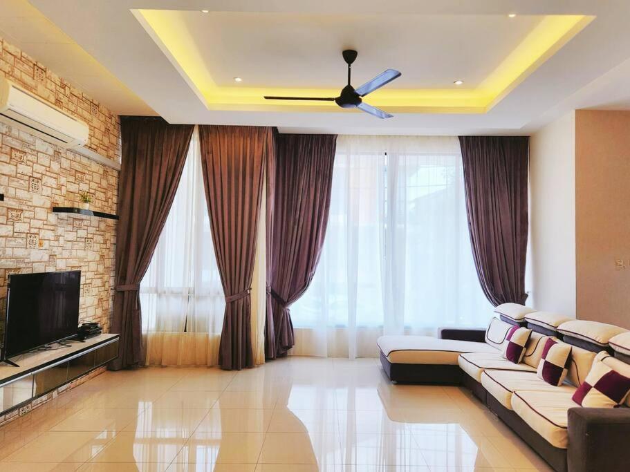 Ipoh Botani nadya 3storey 5br 19 pax photo 1