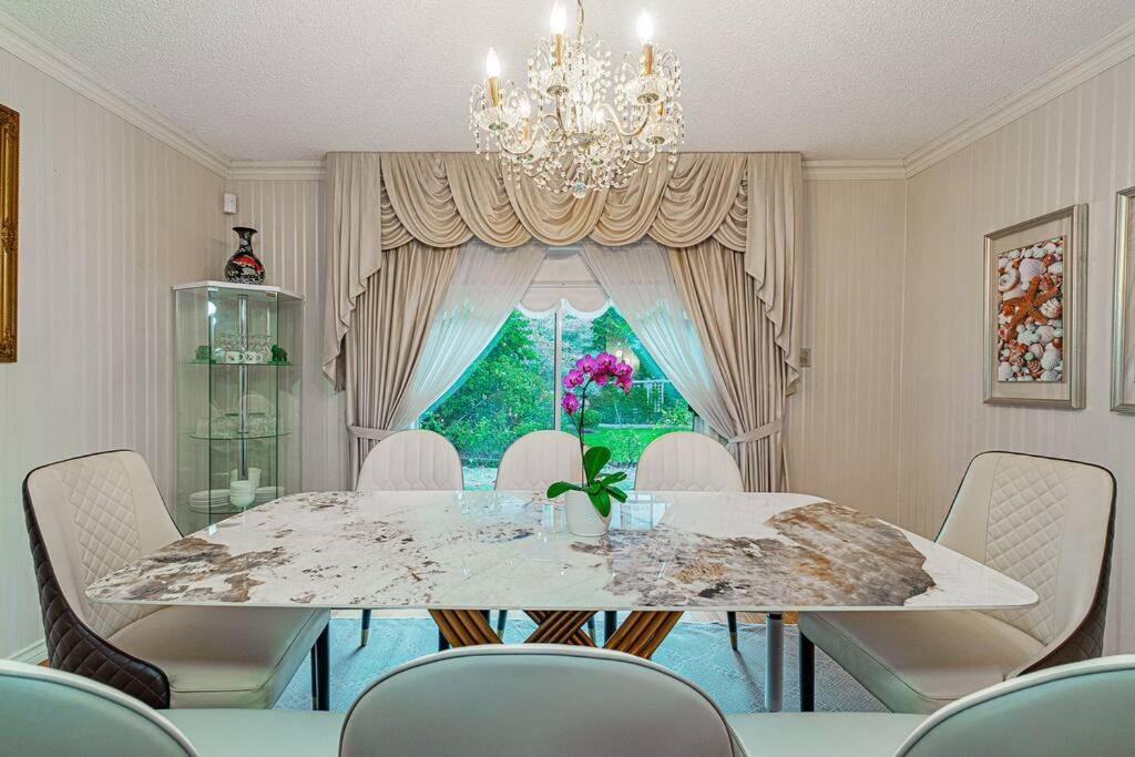 Garden Hotel 3-bedroom house for whole book