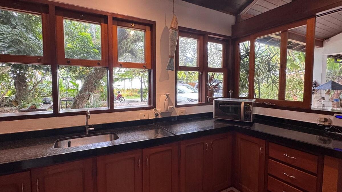 BH31 - Casa na Orla do Itaguá, Pertinho de TUDO!