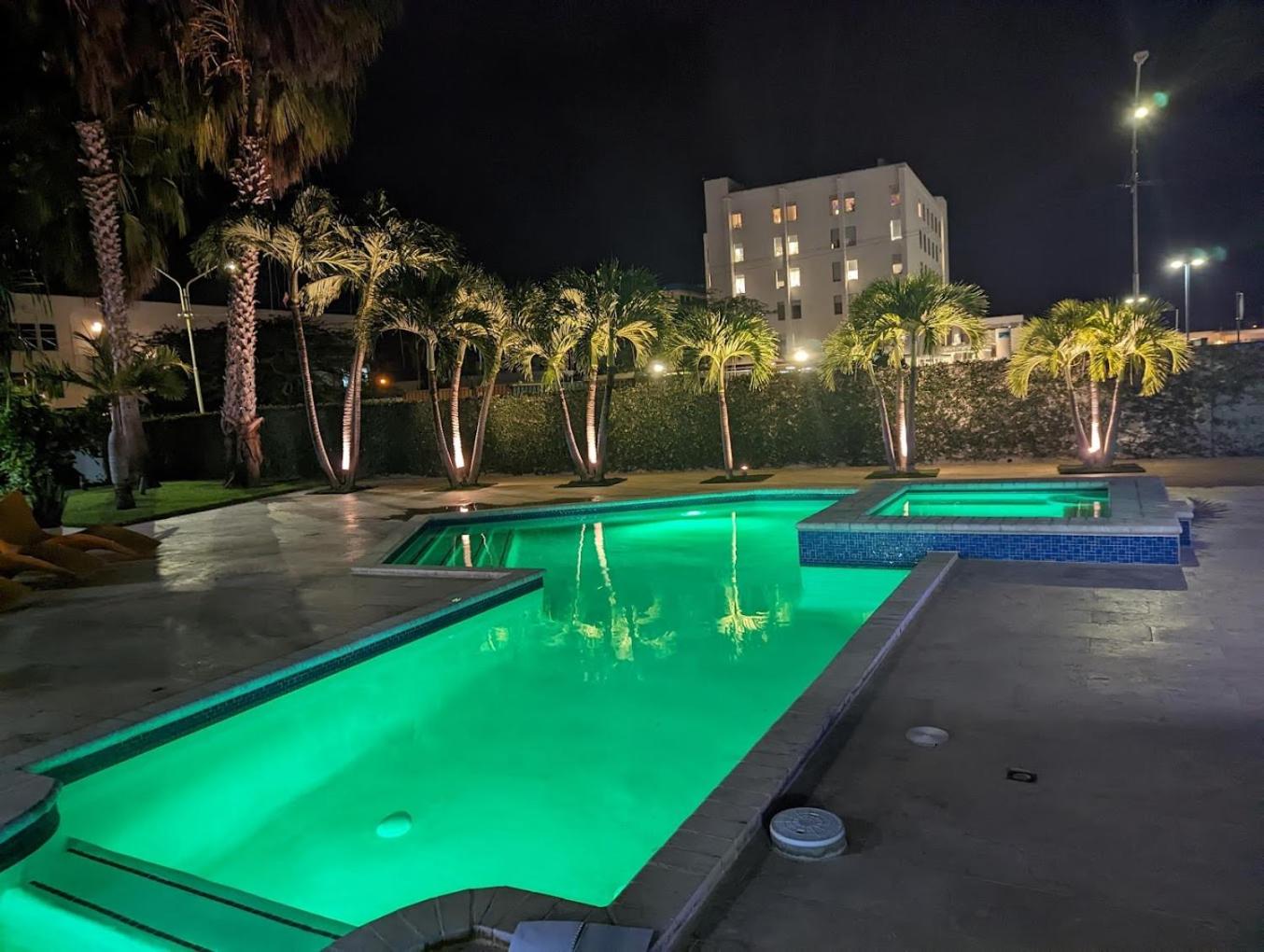 4 Bedrooms modern Condo at walking distance from Eagle beach