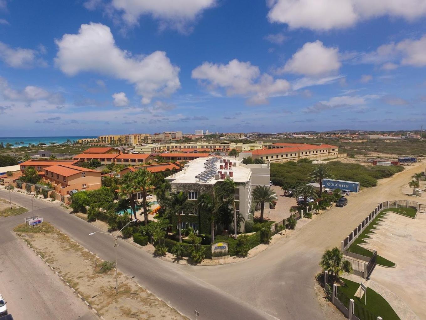 4 Bedrooms modern Condo at walking distance from Eagle beach