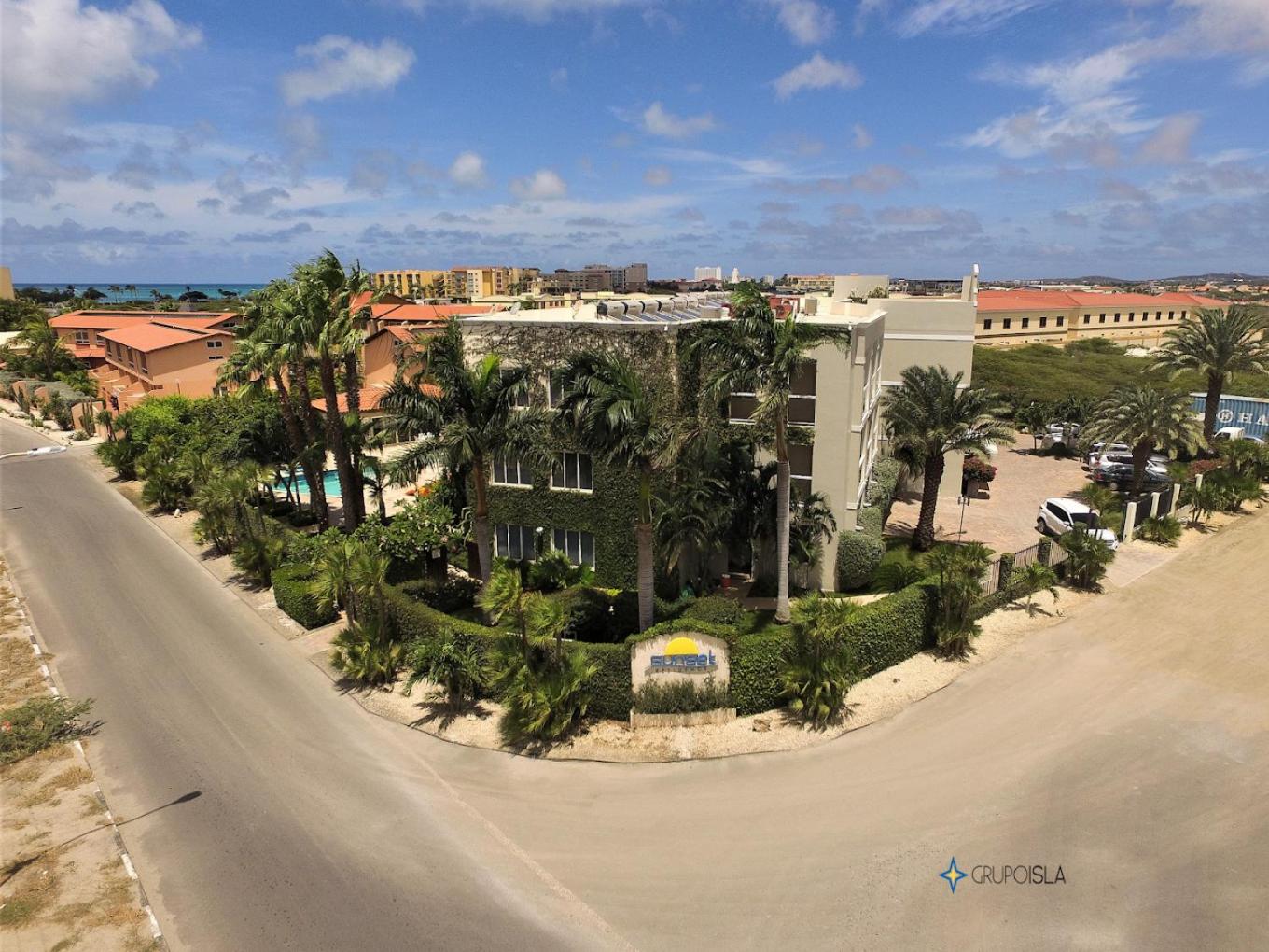 4 Bedrooms modern Condo at walking distance from Eagle beach